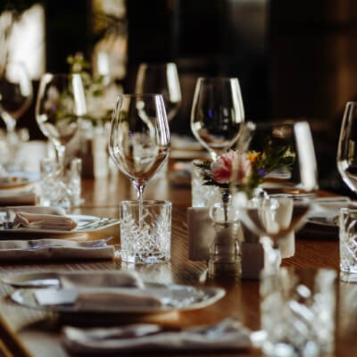 Table dressée avec des verres élégants.