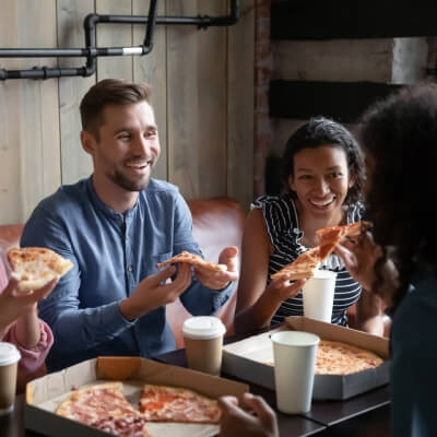 Des collègues discutent et partagent un repas.