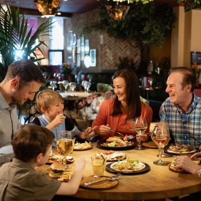 Famille réunie au restaurant pour fêter un évènement ensemble.