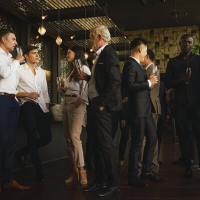 Réunion de travail se tenant dans la salle d'un restaurant.