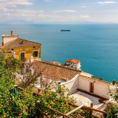 Maisons italiennes avec vue sur la Méditerranée.