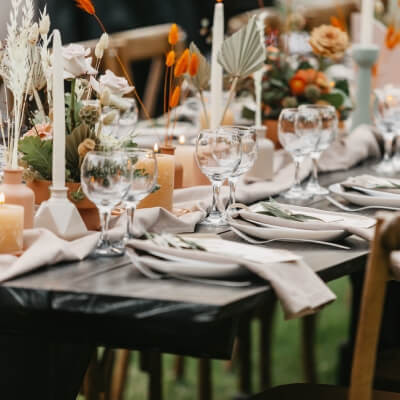 Une table est dressée en attendant la tenue d'un évènement.