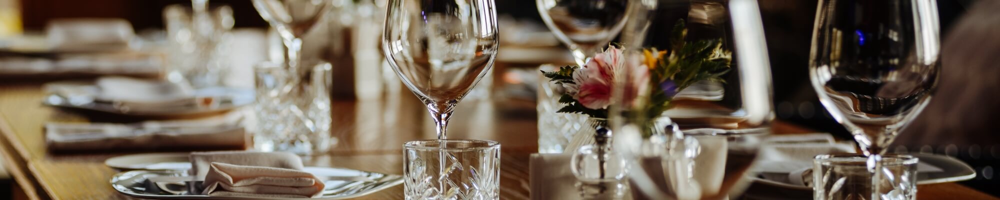 Table dressée avec des verres élégants.